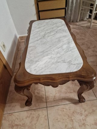 Mesa antigua de madera y mármol