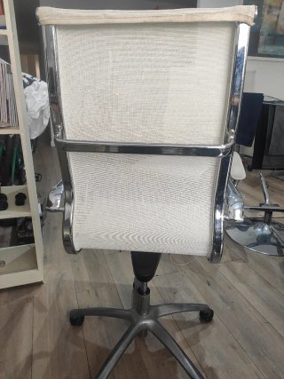 Silla escritorio de oficina plateada y blanca