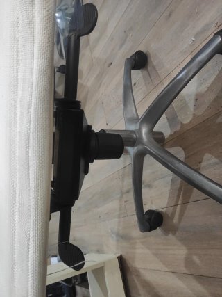 Silla escritorio de oficina plateada y blanca
