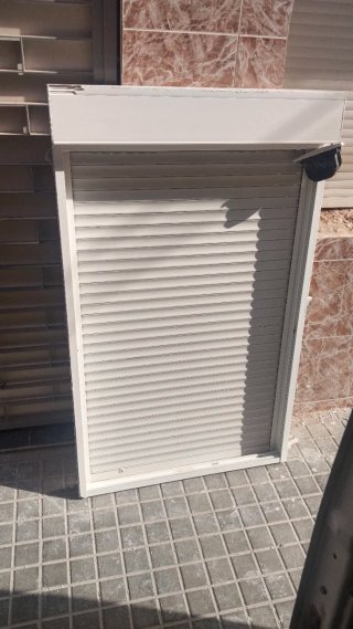 Ventana de aluminio con persiana
