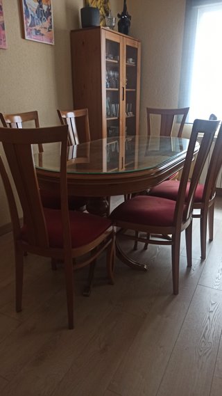 Mesa y sillas de madera