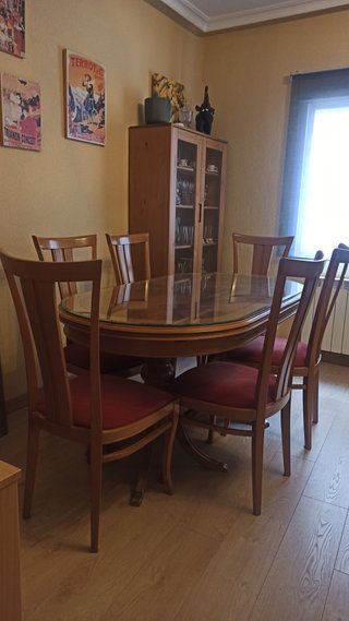 Mesa y sillas de madera