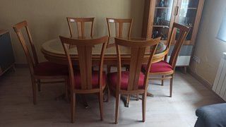 Mesa y sillas de madera