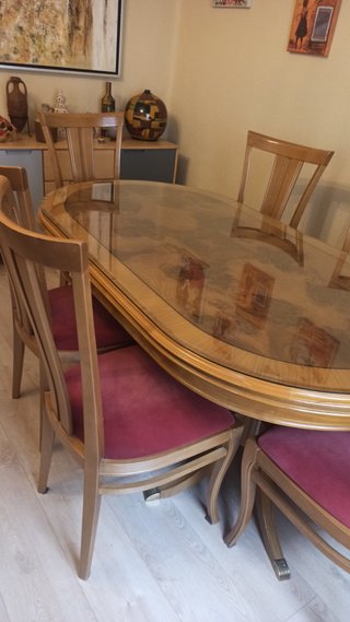 Mesa y sillas de madera