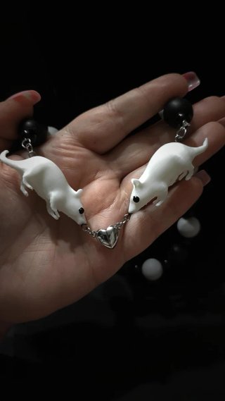 Mice kiss chocker