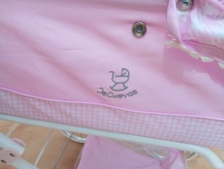 Carro de muñecas rosa con capota