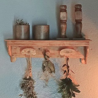 Colgador madera antiguo con repisa