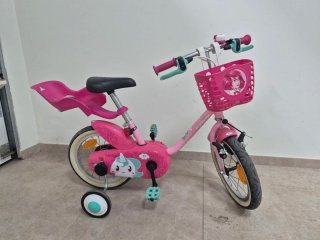 Bicicleta infantil rosa con cesta