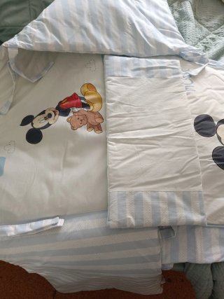 Colcha, chichonera y almohada cuna Mickey