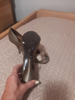 Zapatos de tacón dorados con lazo