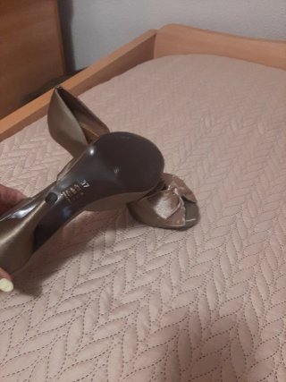 Zapatos de tacón dorados con lazo