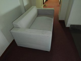 Sofá de tela blanco