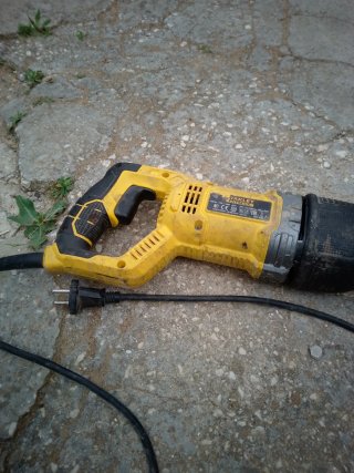 Sierra de sable Stanley 900W