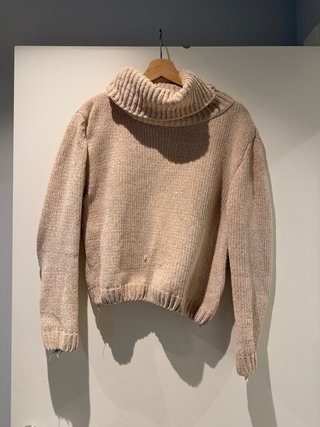 Suéter cuello tortuga beige y rosa