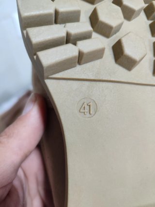 Zapatos mocasines beige con cadena dorada
