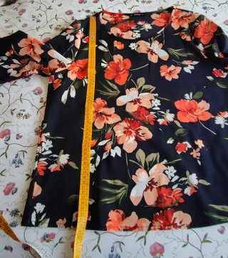 Blusa nera con fiori pesca misure in foto