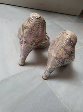 Zapatos de fiesta beige y dorados