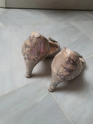 Zapatos de fiesta beige y dorados