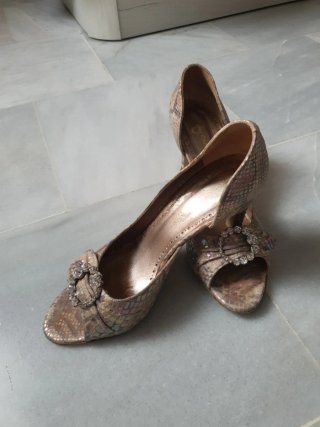 Zapatos de fiesta beige y dorados
