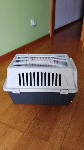 Transportín para gato o perro pequeño.