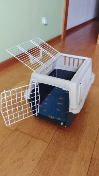 Transportín para gato o perro pequeño.