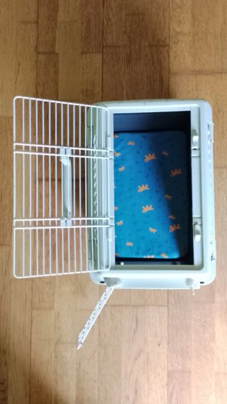 Transportín para gato o perro pequeño.