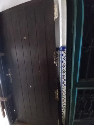 Puerta de entrada madera oscura