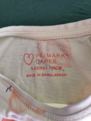 T-shirt menina com corações e LOVE Usada 2x.