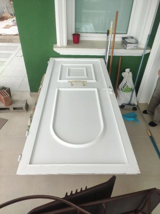 Puerta blanca con tiradores dorados