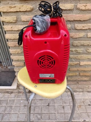 Nevera pequeña roja