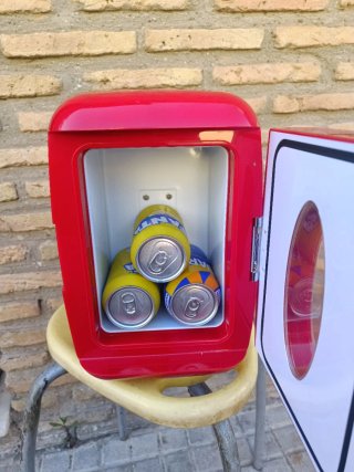 Nevera pequeña roja
