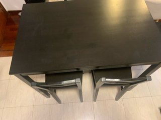 Mesa Ikea con 4 taburetes negros