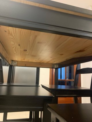Mesa Ikea con 4 taburetes negros