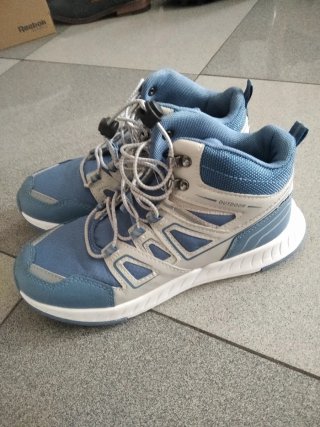 Zapatos de montaña azules y plateados.