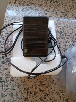 Máquina de coser doméstica blanca