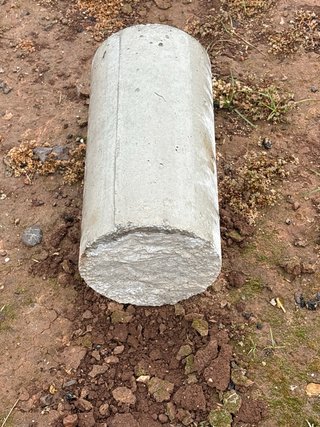 Cilindros de hormigón para delimitar terreno
