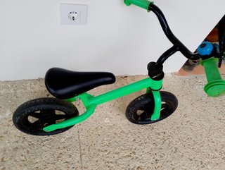 Bicicleta de equilibrio verde