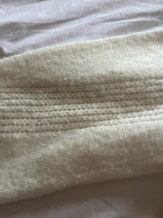 Jersey Brownie blanco con cuello azul marino