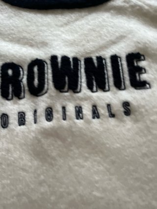 Jersey Brownie blanco con cuello azul marino