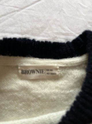 Jersey Brownie blanco con cuello azul marino