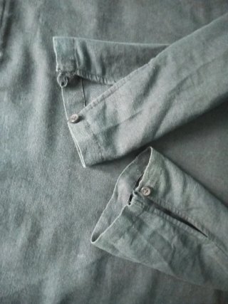 Camisa negra sin botones, cuello en V. Talla M.