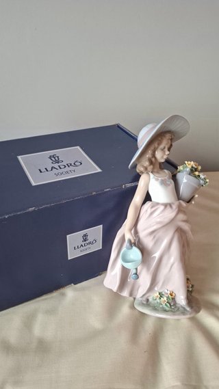Figura Lladró Porcelana Niña Riego Flores