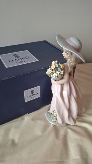 Figura Lladró Porcelana Niña Riego Flores