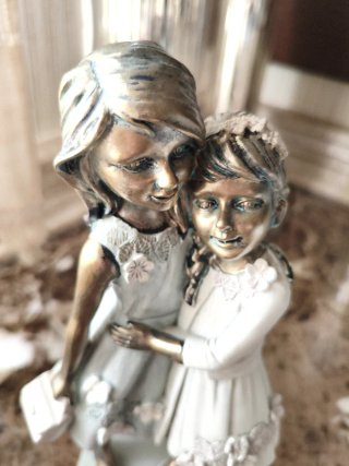Figura decorativa dos niñas abrazadas
