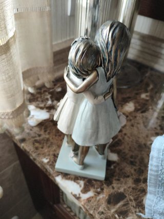 Figura decorativa dos niñas abrazadas