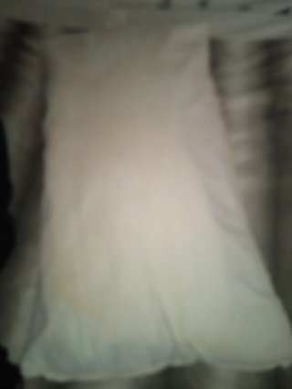 Almohada beige y blanca de poliéster