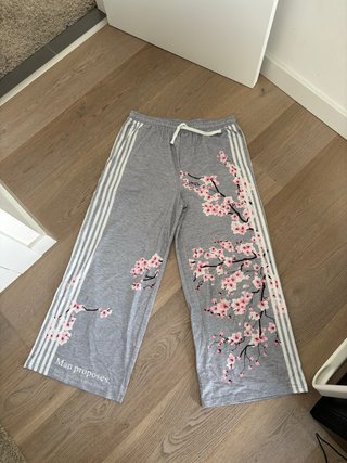 Pantalón chándal Adidas gris flores