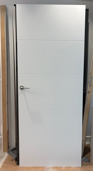 Puerta interior maciza lacada blanco. Mano derecha
