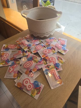 Velas de cumpleaños números y cesto mimbre