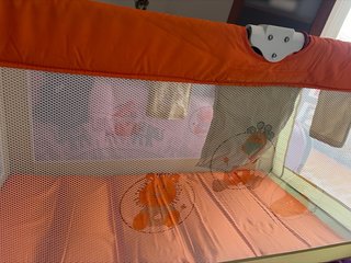 Cuna de viaje naranja